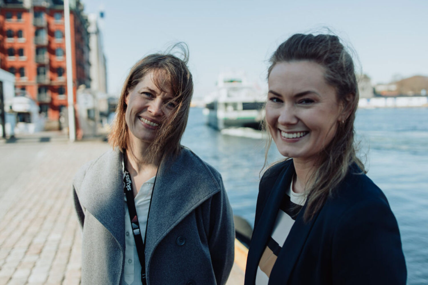 Åshild Fossgard Sandøy og Jannike Fredin er juristar i Skyss si kontraktsavdeling. Her er dei avbilda på Strandkaien i Bergen.
