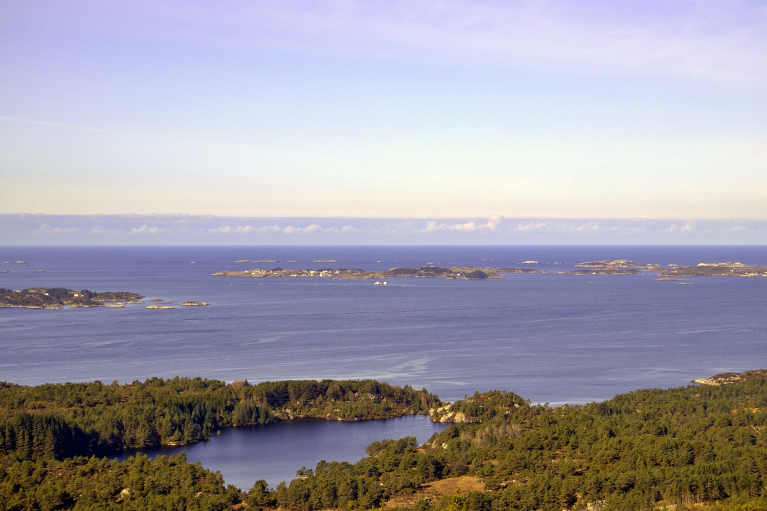 Litlakalsøy, eit av stoppa for lokalbåten i Austevoll, sett frå Veten. Foto: Marius Vassnes, vassnesfoto.no, under CC BY-SA 4.0-lisens.