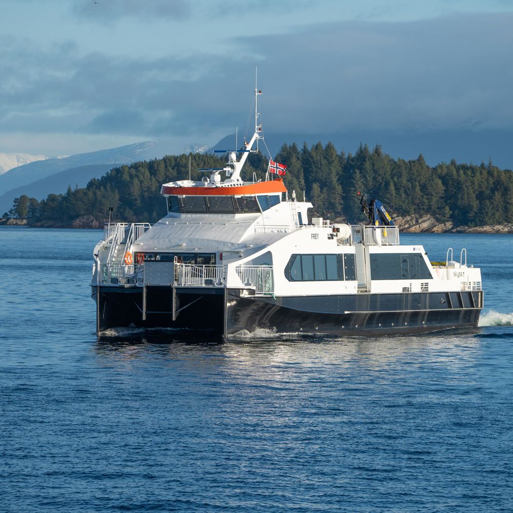 Bildet viser den bilførande båten MF Frey som går i rute i Florabassenget utanfor Florø. Foto: Norled.