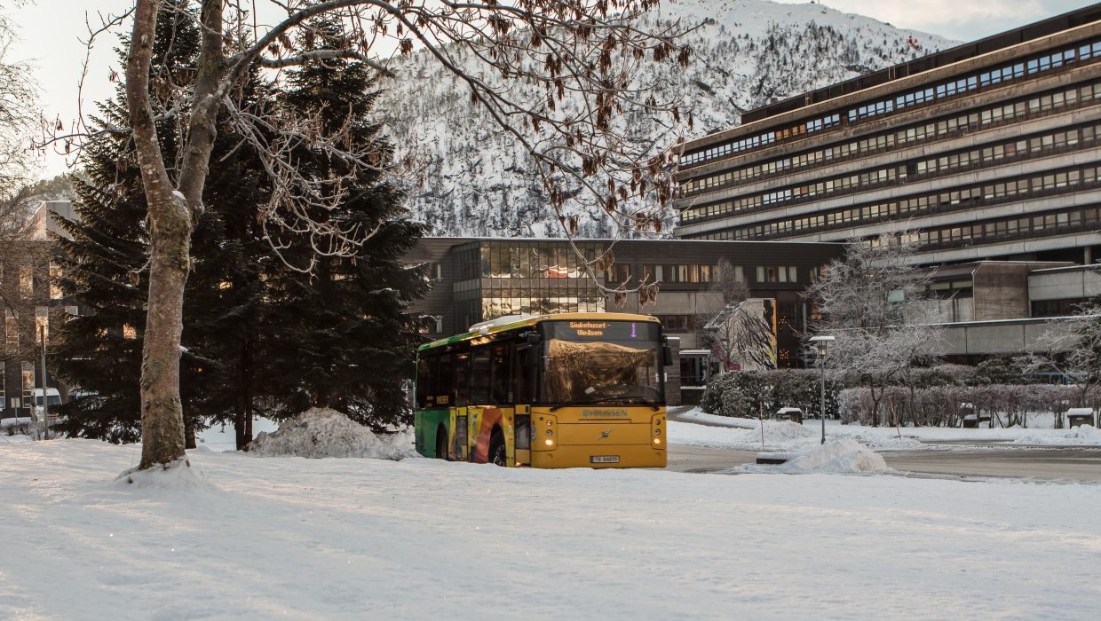 Bybussen skal ikkje lenger stoppe på haldeplassen like utanfor Førde sentralsjukehus.