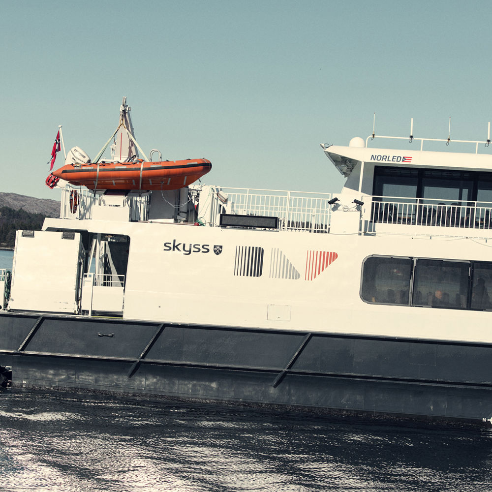 Båten Admiralen på sjøen i flott vêr. 