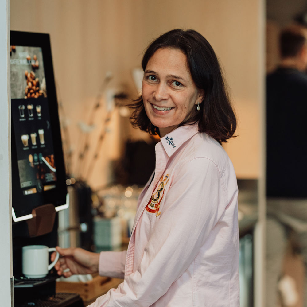 Bilde av Beatriz ved en kaffemaskin.
Foto: Skyss/Karoline Rage