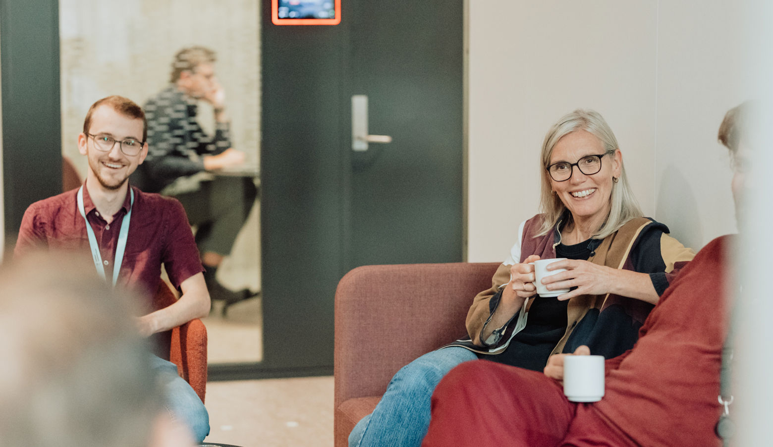 Bilde av Skyss-ansatte sittende i sofa med kaffekopp i handen.
Foto: Karoline Rafe
