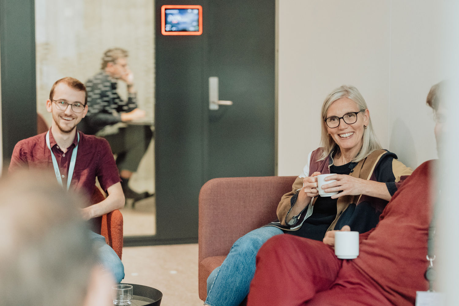 Bilde av Skyss-ansatte sittende i sofa med kaffekopp i handen.
Foto: Karoline Rafe