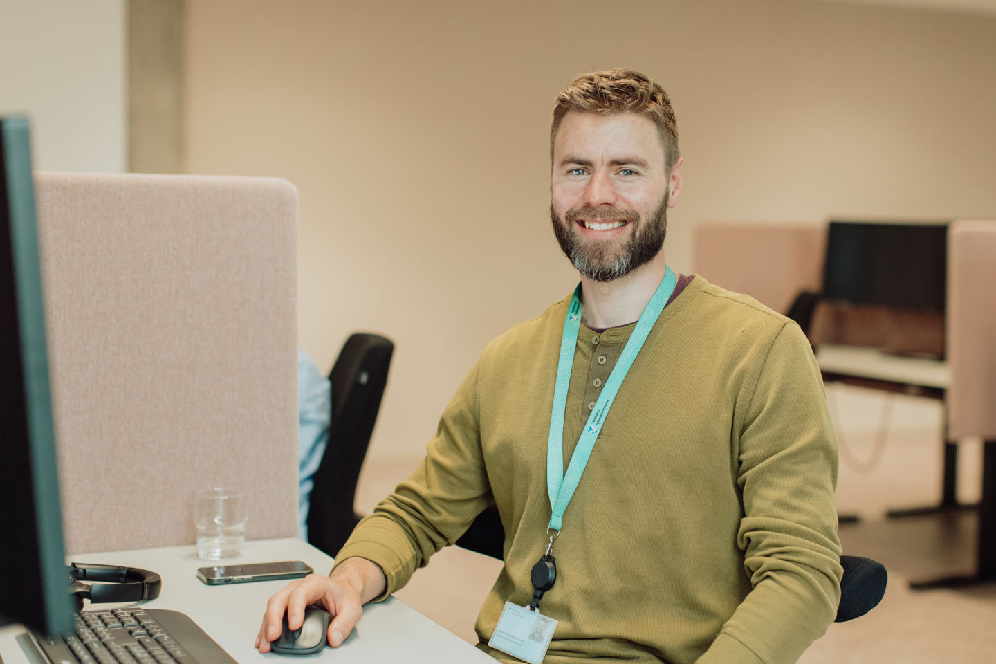 Martin som sitter med en skjerm og smiler til kamera.
Foto: Karoline Rage