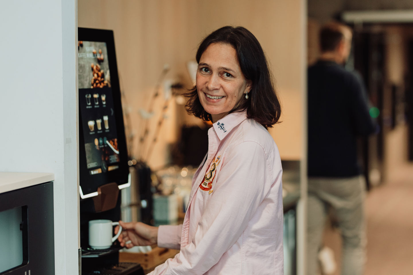 Beatriz Friscione som står ved kaffemaskinen og venter på en kaffe.
Foto: Karoline Rage