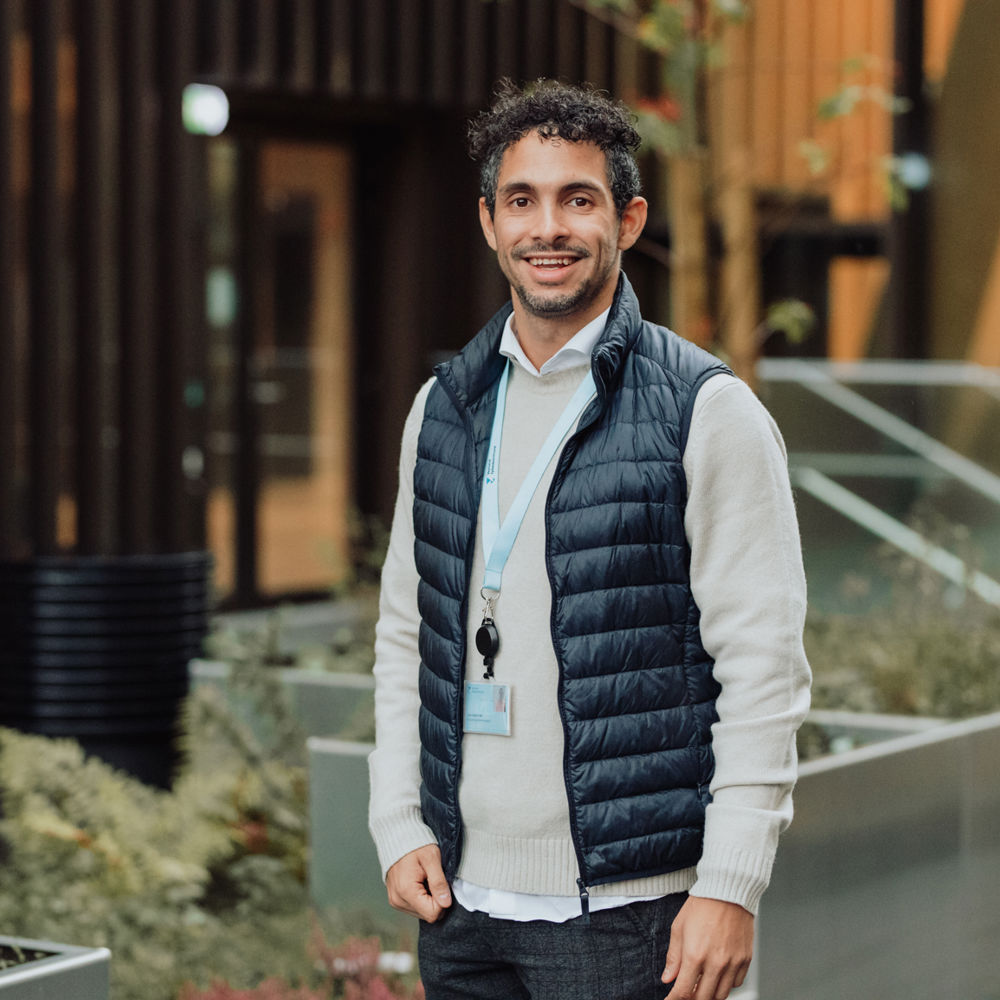 Bilde av Lars Anwar på en terrasse i Vestlandshuset.
Foto: Skyss/Karoline Rage