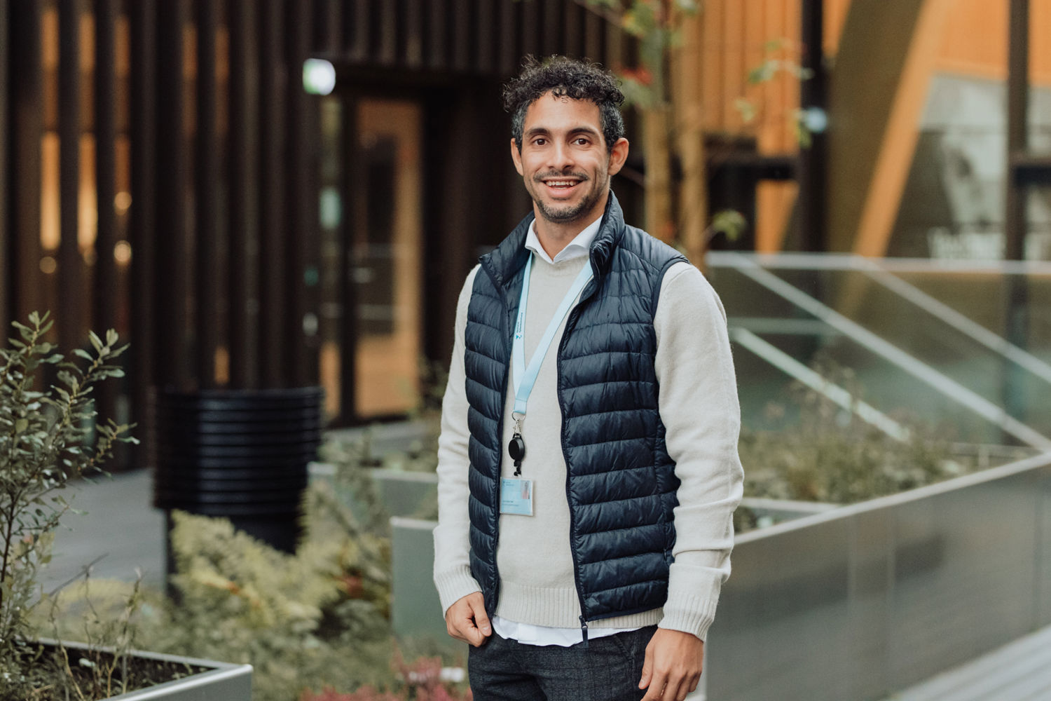 Bilde av Lars Anwar på en terrasse i Vestlandshuset.
Foto: Skyss/Karoline Rage