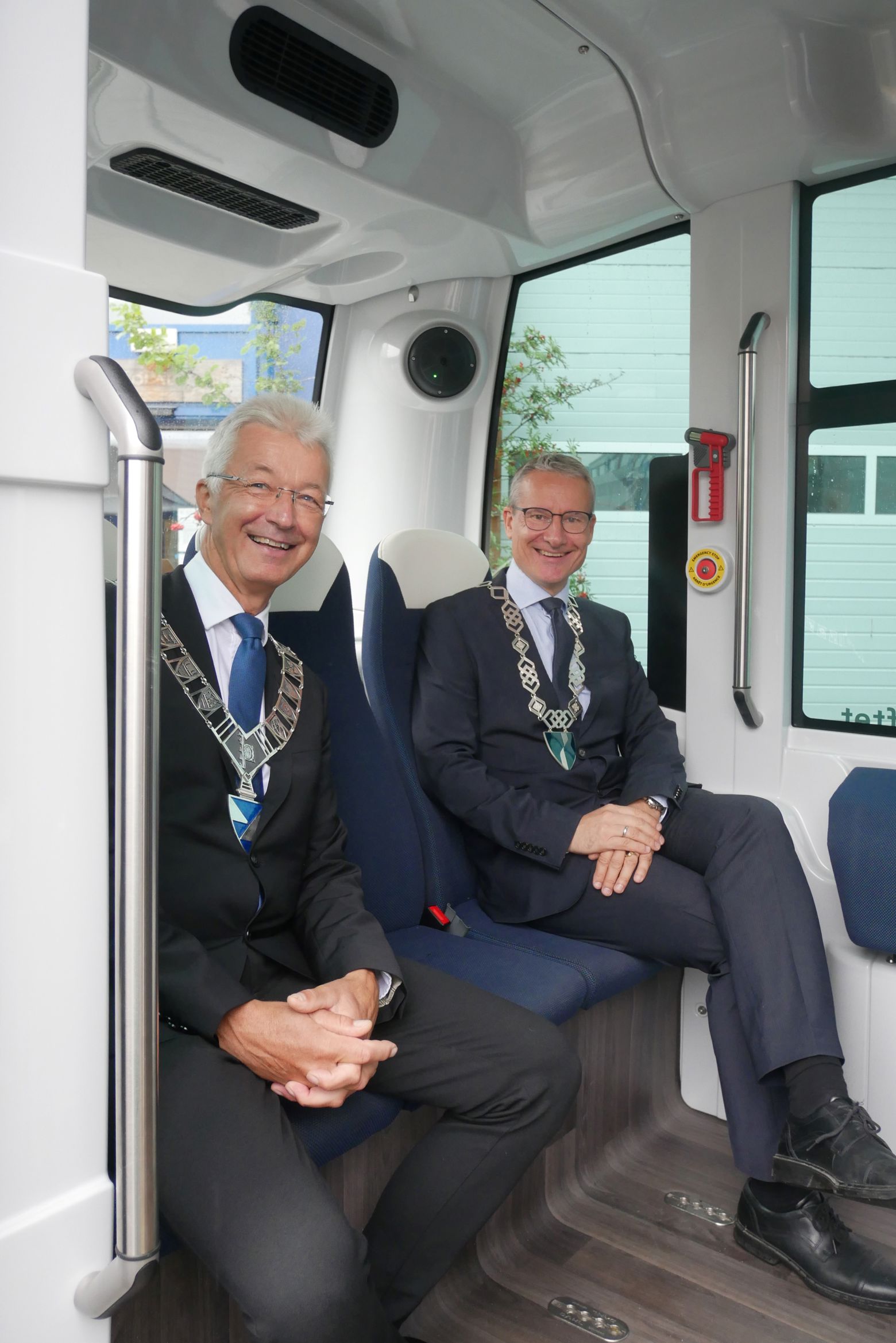 Bilde av fylkesordførar Jon Askeland og ordførar i Sunnfjord Olve Grotle som var dei første som fekk reise med den nye bussen.