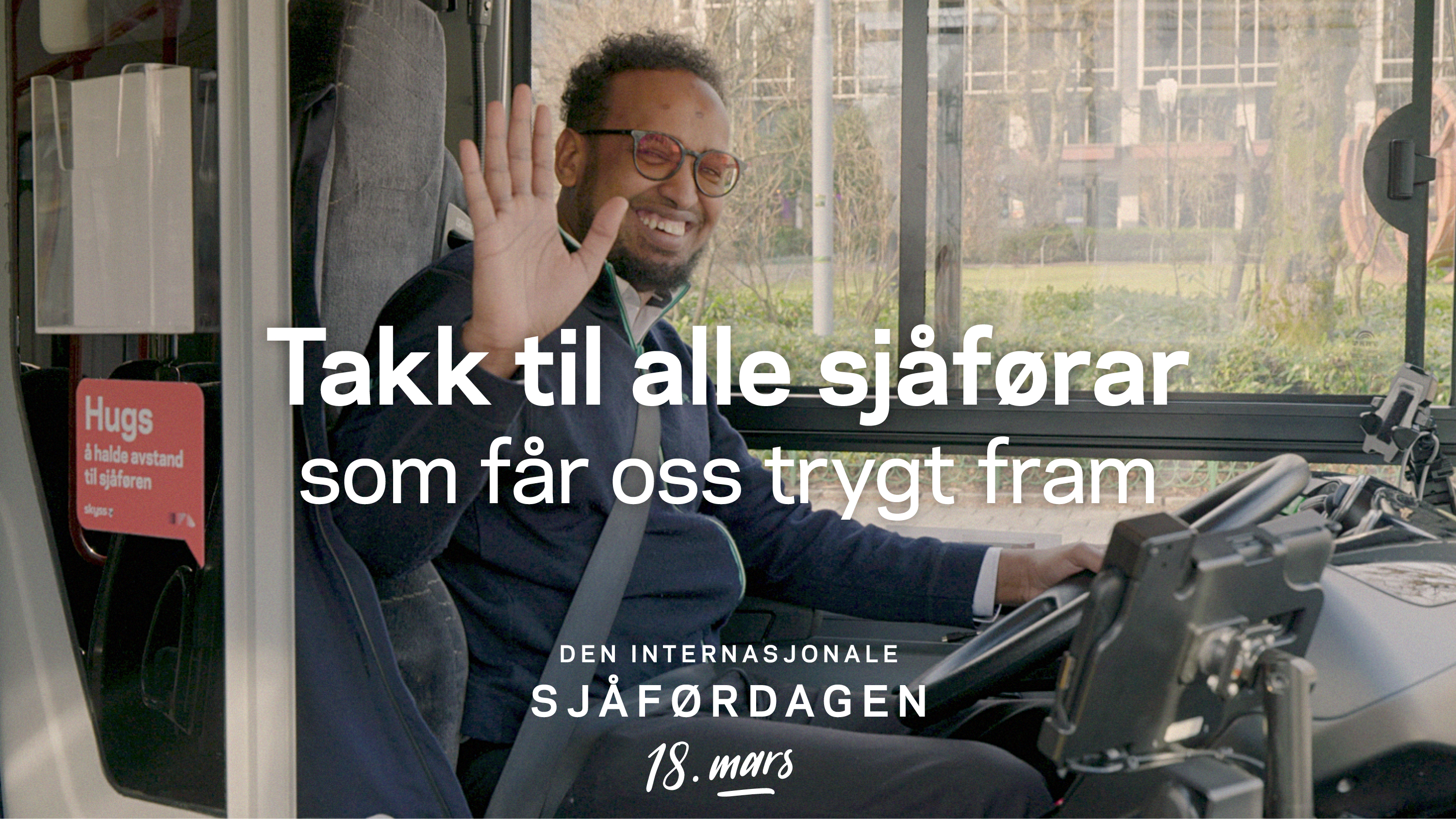 Smilande, vinkande bussjåfør. Tekst over bildet: "Takk til alle sjåførar som får oss trygt fram. Den internasjonale sjåførdagen 18. mars"