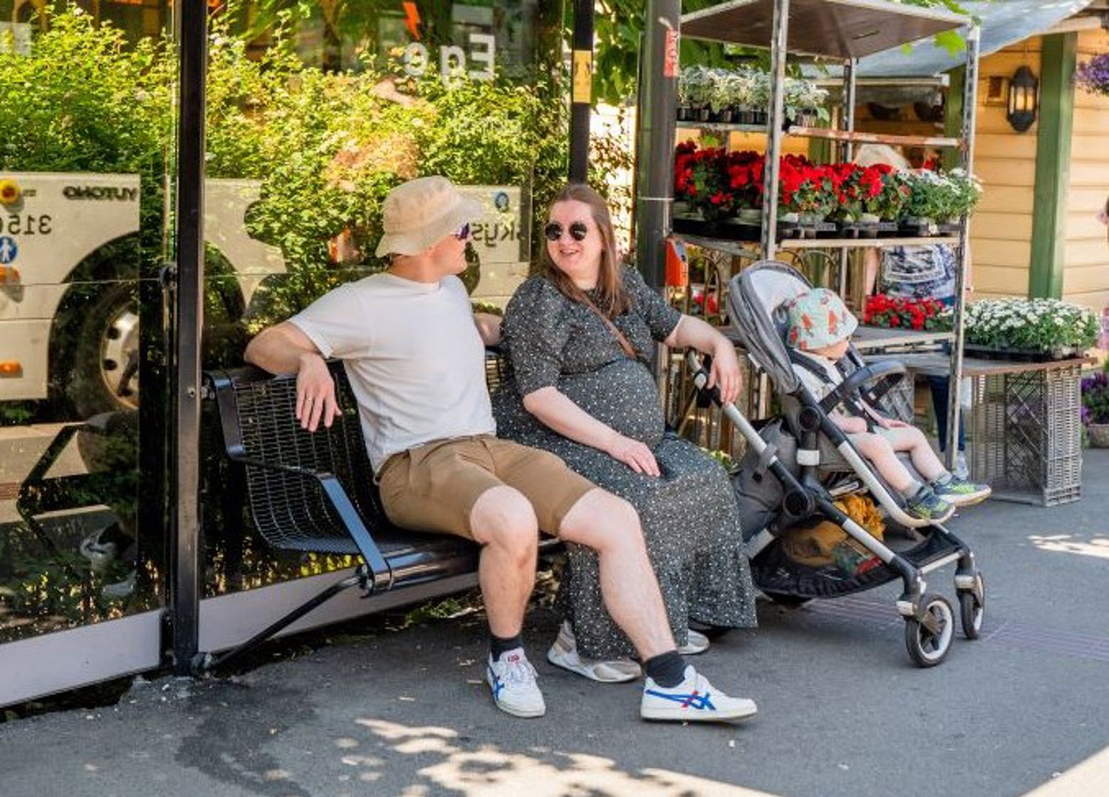 Familien Sollesnes Utvær sit på benken ved Haukeland Nord i Bergen og ventar på bussen.